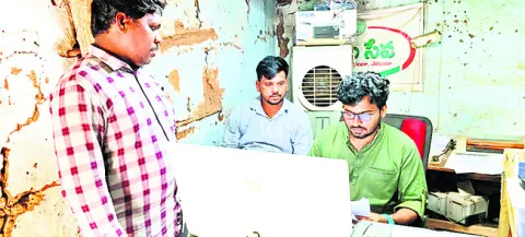 అధిక వసూళ్లకు పాల్పడితే చర్యలు