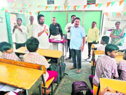 ప్రభుత్వ పాఠశాలలను బలోపేతం చేస్తాం