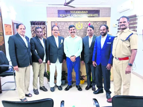 పబ్లిక్‌ ప్రాసిక్యూటర్లను సన్మానించిన సీపీ 