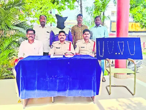 సోషల్‌ మీడియాలో చైన్‌ స్నాచింగ్‌ చూసి