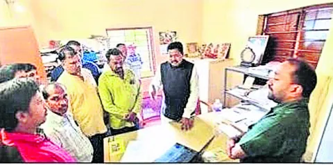 వేరుశనగ రైతులకు డబ్బులు చెల్లించాలి