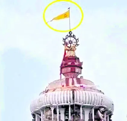 శ్రీమందిరం పతాకంపై వాలిన డేగ..!