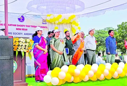 చదువుతోపాటు క్రీడల్లోనూ రాణించాలి 
