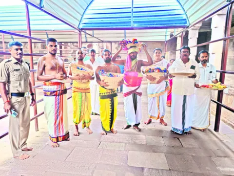 శాస్త్రోక్తంగా పవిత్రాల సమర్పణ 

