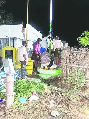 వైఎస్సార్‌ సీపీ జెండా పోలు తీస్తావా.. రౌడీషీట్‌ ఓపెన్‌ 