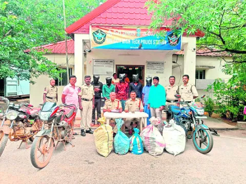 కాపర్‌ తీగల చోరీలో నిందితుల అరెస్టు 