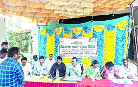 ఉపాధిలో రూ.1.30 లక్షల నిధుల దుర్వినియోగం 
