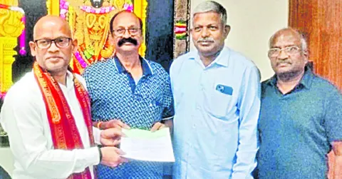 మహాగణపతికి ప్రత్యేక పూజలు 
