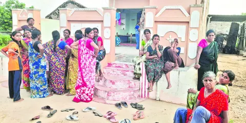 యువ వ్యాపారి ఆత్మహత్య 