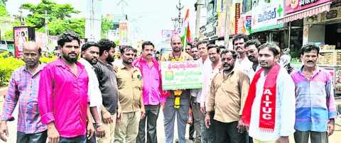 అనకాపల్లికి చేరుకున్న ఆటోడ్రైవర్‌ పాదయాత్ర 