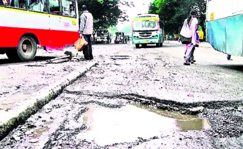 గుంతల రోడ్లు ఉండరాదు 