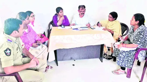 దేవరాపల్లిలో యూరియా పంపిణీపై ఆరా తీసిన డీఏవో, ఆర్డీవో 