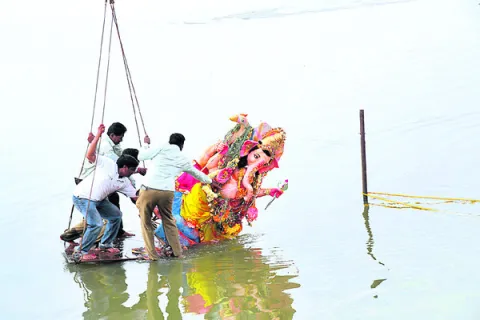 భక్తులూ.. జరభద్రం