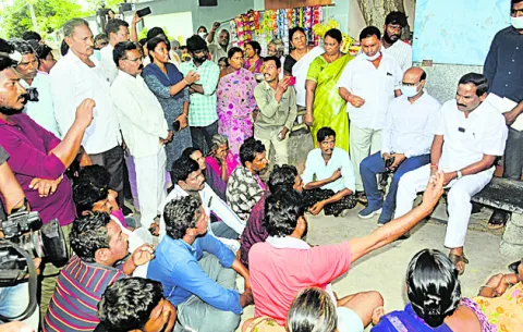 రచ్చబండ పేరుతో ఎమ్మెల్యే హడావుడి 
