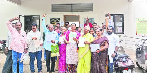 రెవెన్యూ రికార్డుల తారుమారుపై నిరసన