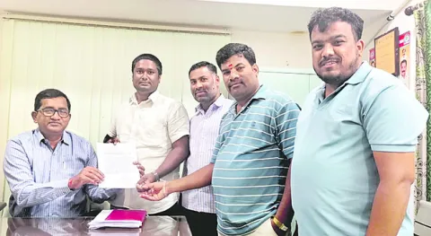 అధ్వానరోడ్డుతో అవస్థలు 