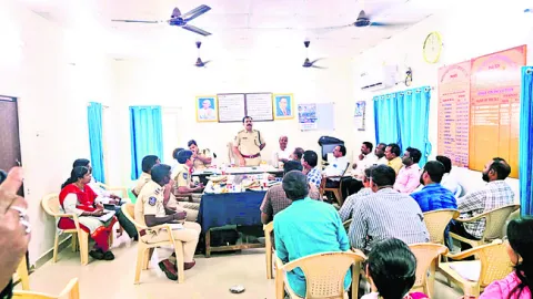 విద్యుత్‌, పోలీసు శాఖల సమీక్ష
