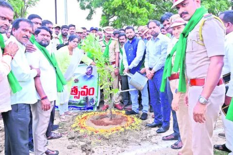 ఆకట్టుకునేలా బతుకమ్మకుంట