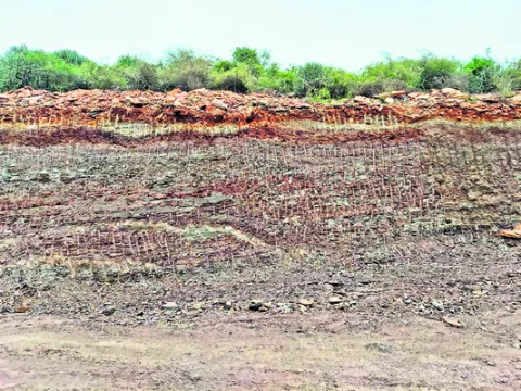 కొండను తవ్వేశారు..! 