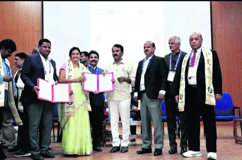 ● అవార్డుల అధ్యాపకురాలు..