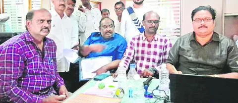 సొసైటీ భవనం వేలం వాయిదా