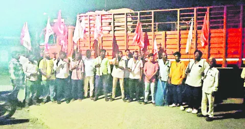 300 బస్తాల రేషన్‌ బియ్యం పట్టివేత 