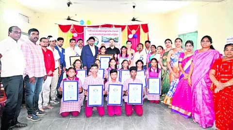 విద్యార్థులతో ఫిజికల్‌ సైన్స్‌ టీచర్‌ రాజేందర్‌ అద్భుతా