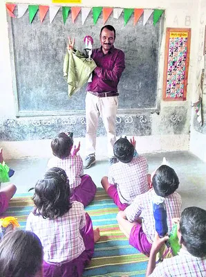 వ్యర్థాలతో బొమ్మలు తయారు చేసి..