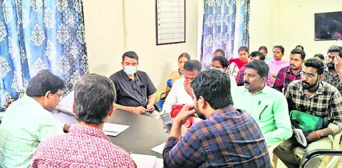 వైకల్యంతో పుట్టిన పిల్లలను గుర్తించాలి