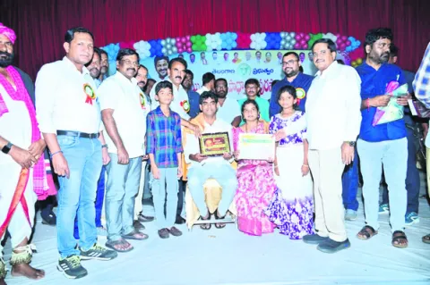 ఉత్తమ ఉపాధ్యాయులు వీరే.. 
