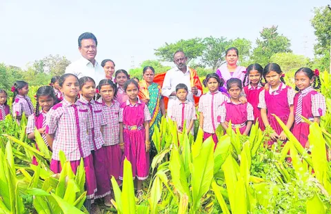 బోధనోపకరణాలతో..