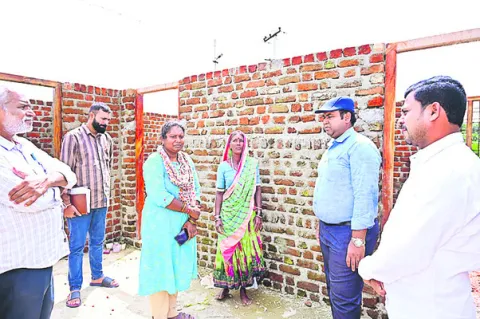 ఇళ్ల నిర్మాణాల్లో వేగం పెంచండి