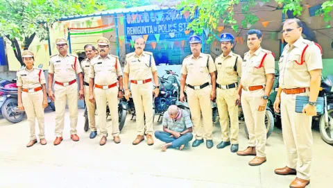ద్విచక్ర వాహనాల దొంగ అరెస్టు 
