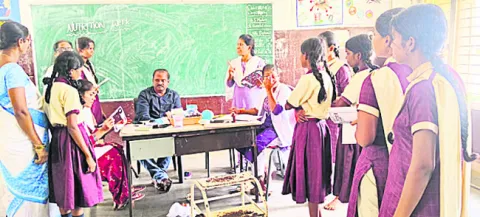 గురుకుల విద్యార్థినులకు అస్వస్థత