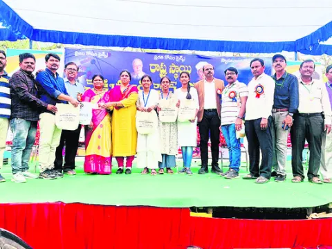 ● పోటీ పరీక్షలకు సిద్ధం చేస్తూ..
