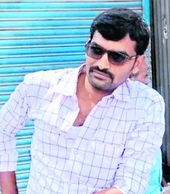 గోబీ సరుకులు తీసుకొస్తూ... 
