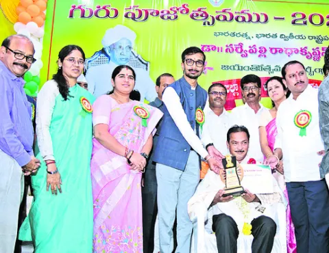 గురువుల పాత్ర కీలకం