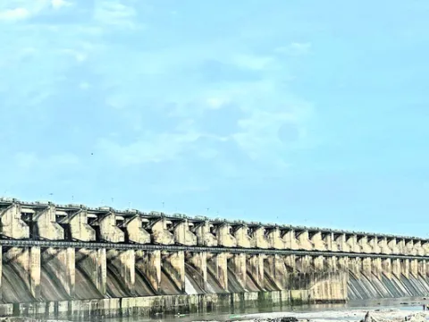 ఎస్సారెస్పీ వరద గేట్ల మూసివేత 
