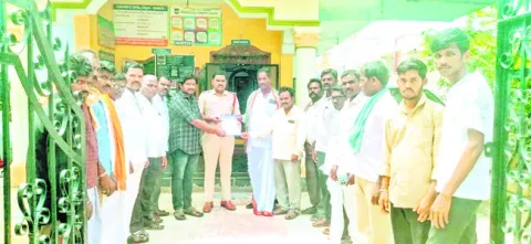 నిందితులను వెంటనే పట్టుకోవాలి 
