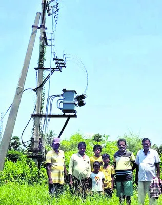 కూటమికి కొమ్ముకాస్తున్న విద్యుత్‌ అధికారులు 