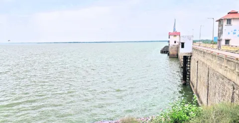 జూరాలకు 76,800 క్యూసెక్కుల వరద 