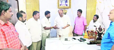 చాలీచాలని జీతాలతో పనిచేస్తున్నాం