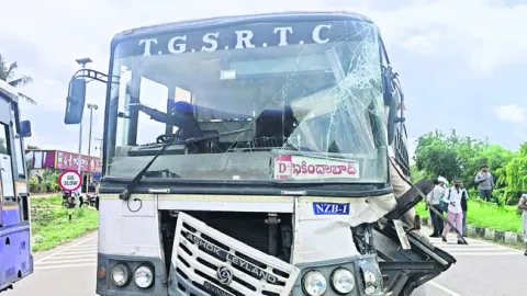 గ్యాస్‌ ట్యాంకర్‌ను ఢీకొన్న బస్సు
