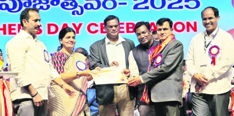 అవార్డులు అందుకున్న ఉత్తమ గురువులు 