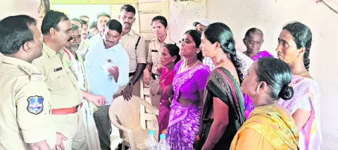 పోలీసులతో వాగ్వాదం  