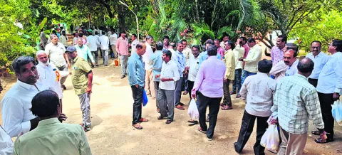 గురువులకు అవమానం 
