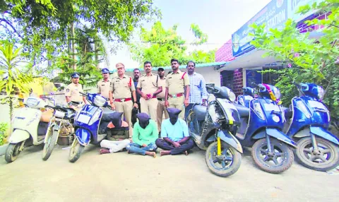 విలసాలాలకు అలవాటు పడి మోటారు సైకిళ్ల చోరీ 