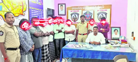 పేకాట స్థావరంపై పోలీసుల దాడి 