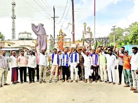 కేంద్ర రాష్ట్ర ప్రభుత్వాల వైఖరిని నిరసిస్తూ ఆందోళన