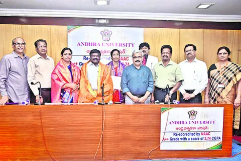 ఏయూ ఆచార్యులకు అవార్డులు 